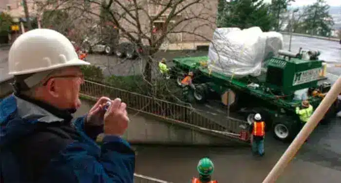 Scanner médical par résonance magnétique en cours de transport