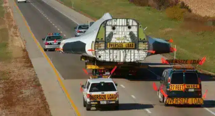 Parte da fuselagem de um avião Rockwell B-1 Lancer sendo transportada