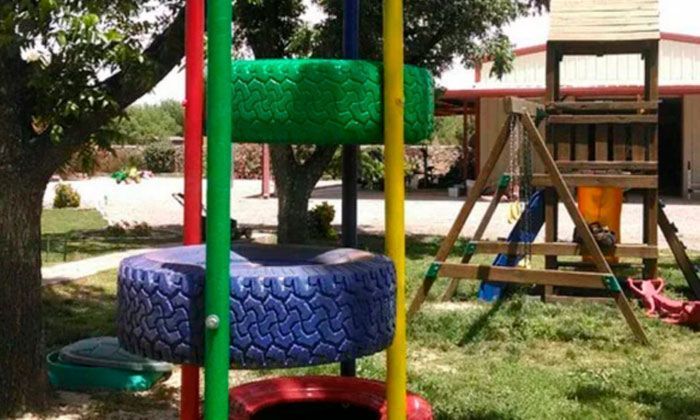 Spielburg für Kinder aus recycelten Reifen