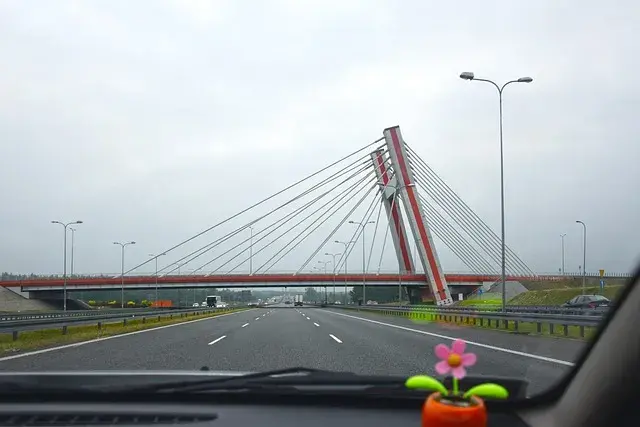 Vista de un puente desde un coche