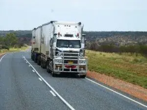 Witte vrachtwagen op de weg