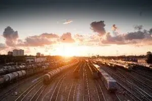 Binari del treno con vagoni