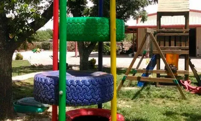 Speelgoedkasteel gemaakt van gerecyclede banden