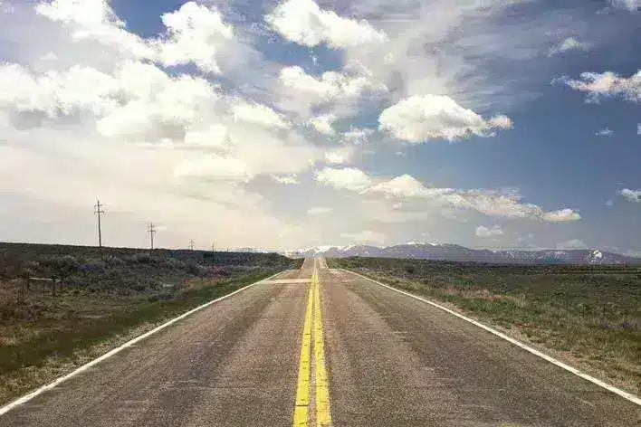 Carretera enfocada en fondo rural