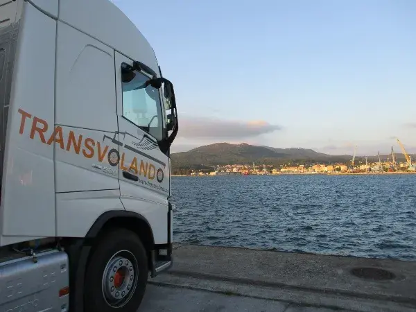 Cabeza camion de Transvolando aparcado frente al mar