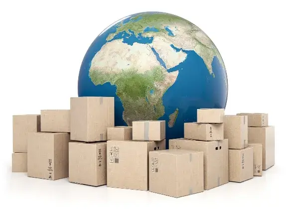 Bola del mundo rodeada de cajas para su transporte