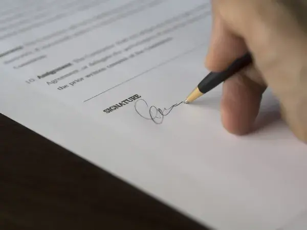 Una persona firmando un conctrato