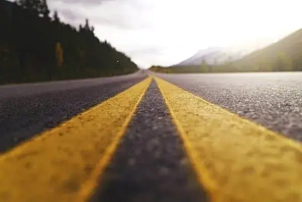 Linea amarilla de carretera enfocada al maximo