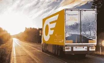 Transportunternehmen Transvolando-Fahrzeug mit Aufschrift in Bewegung