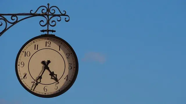 Engelse klok die de tijd aangeeft tegen een blauwe lucht - transporttips