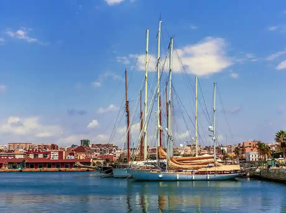 Puerto de Tarragona con barcos