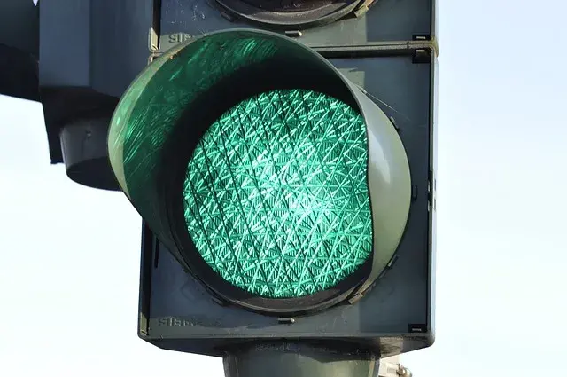 Een verkeerslicht in groene kleur als verwijzing naar veiligheid in het transport