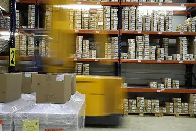 Logistica delle merci riassunta su uno scaffale di scatole per il trasporto