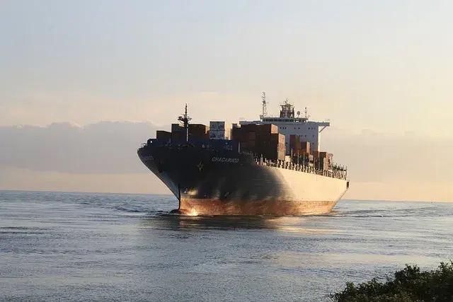 Navio com carga realizando transporte marítimo