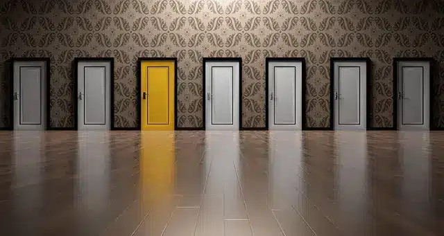 Sechs graue Türen und eine gelbe Tür