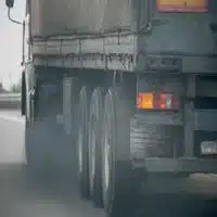 caminhão poluindo