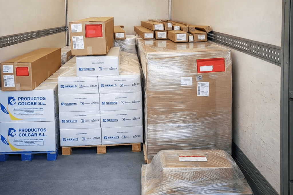 Carga de mercancias en camion Transvolando