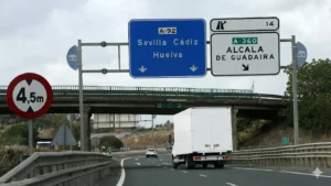 Camion andando por la carretera