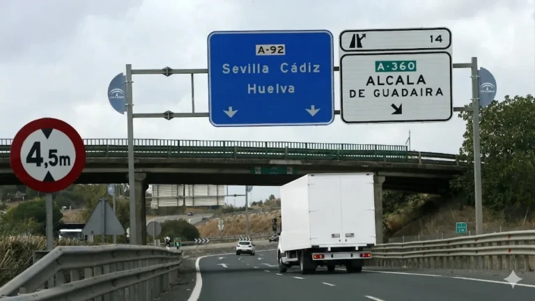 Camión de mercancías circulando por la autovía A-92 con dirección a Sevilla, Cádiz y Huelva