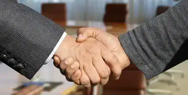 Dos manos estrechandose