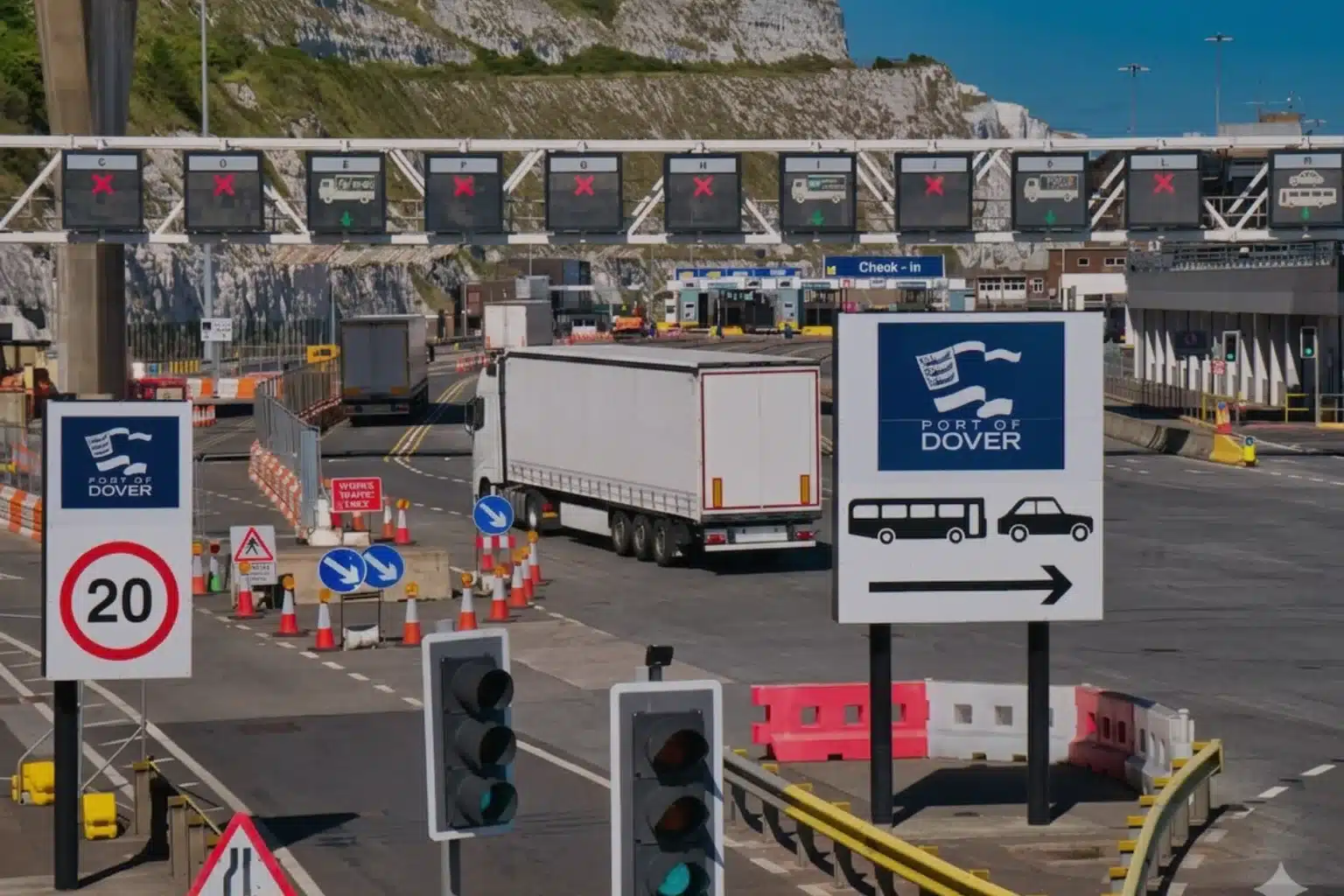 Camión de transporte internacional en los controles aduaneros del Puerto de Dover, Reino Unido