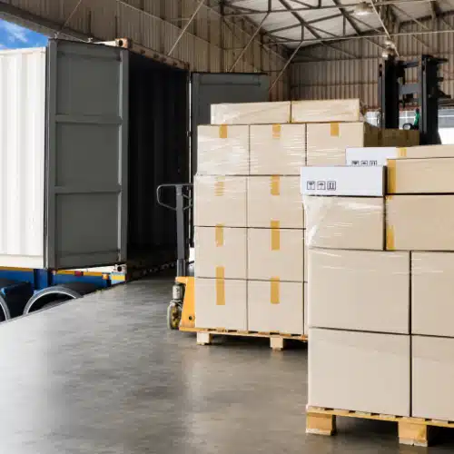 Foto de cajas listas para cargarse al camion de cargas completas